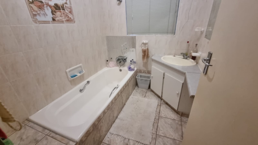 5 Bedroom Property for Sale in Neserhof North West